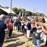 Poi una volta usciti attraversano un corridoio umano creato da chi sta assistendo alla celebrazione facendosi spazio al grido di �Alleluia�